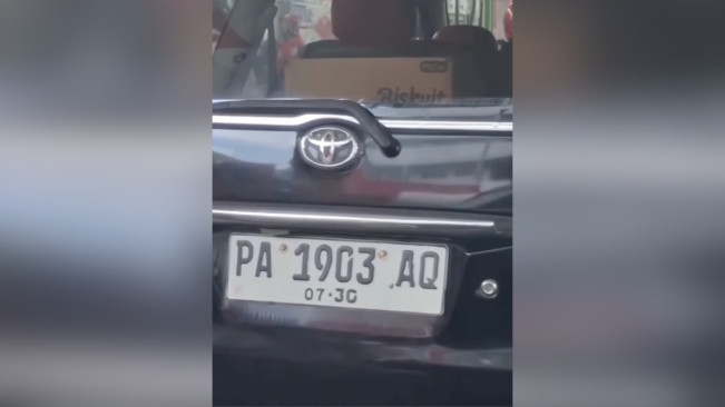 Tangkapan layar pelat nomor Toyota Avanza yang viral isi BBM Pertalite hingga Rp 800 ribu. [Instagram @jktinfoid]